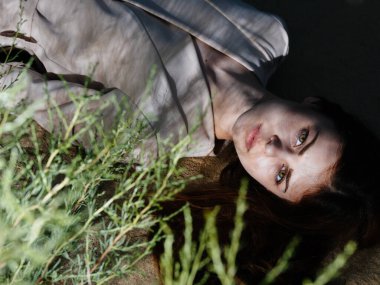 Güzel kadın doğası, hava tatili, tropik güneşler.