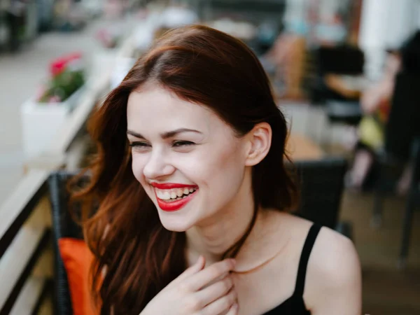 Портрет счастливой женщины за столом в кафе макияж модели — стоковое фото