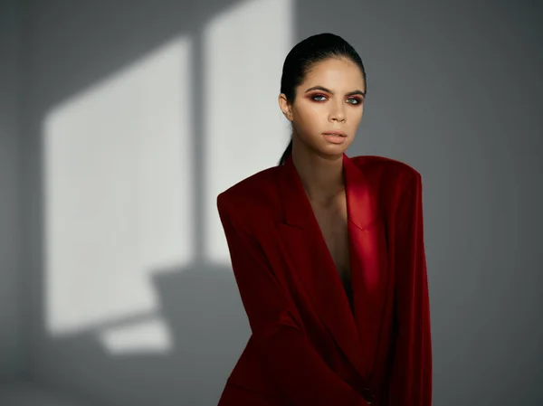Barna piros blézer modern divat glamor stúdió — Stock Fotó