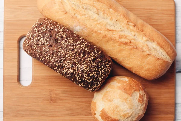 Roggenbrot mit Laib auf Holzbrett von oben — Stockfoto