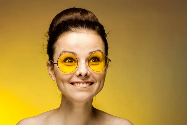 Donna allegra indossando occhiali gialli sorriso spalle nude vista ritagliata — Foto Stock