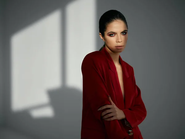 Mulher bonita brilhante maquiagem vermelho jaqueta luxo estúdio — Fotografia de Stock