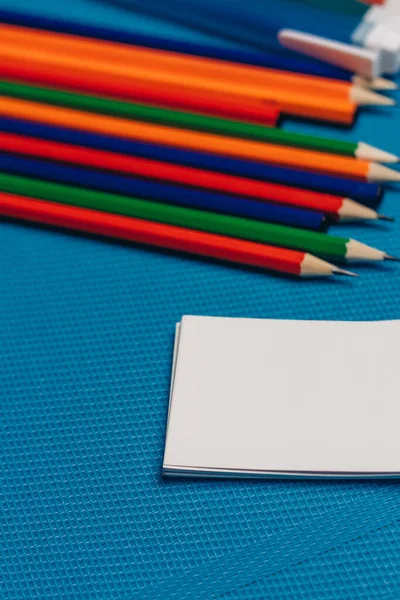 Lápis de cor cartões de visita fundo azul Espaço Copiar — Fotografia de Stock