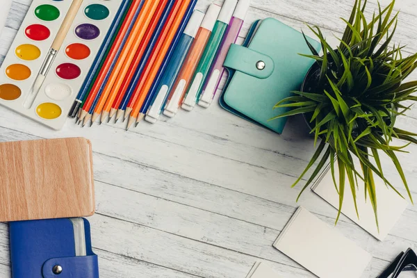 Vasos en la mesa tarjetas de visita café con un cuaderno marcadores de solarium flor en una olla —  Fotos de Stock