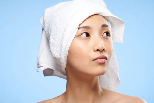 Aziatische vrouw blote schouders heldere huid gezondheid verjonging close-up — Stockfoto