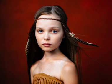 Vahşi kız saç modelinde kırmızı arka planda.