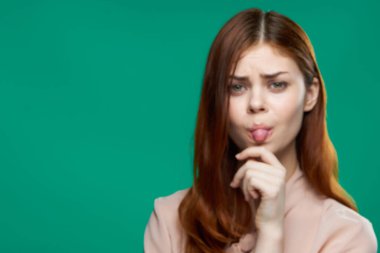 Güzel kadın pembe gömlek duyguları kozmetik yüz kaplaması