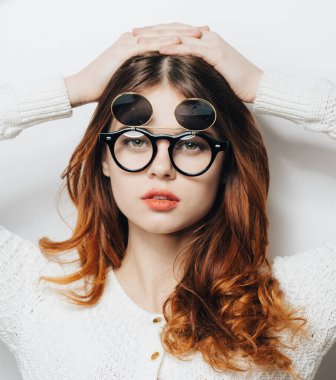 Kafasını tutan gözlüklü neşeli, güzel bir kadın...