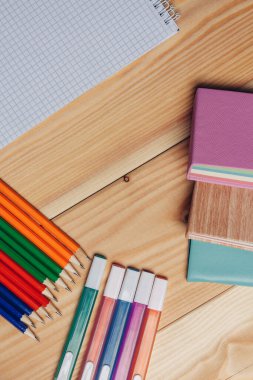 çok renkli kalemler ve makas kağıt yaratıcılığı masaüstü okulu