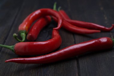 Kırmızı biber çeşnili mutfak ahşap arka plan baharatı