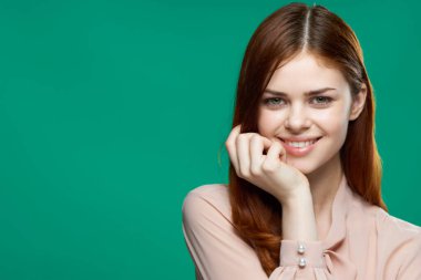 Güzel kadın duyguları. Yüze yakın eller. Kozmetik stüdyosu yeşil arka plan.