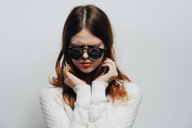 Güneş gözlüğü takan çekici bir kadın.