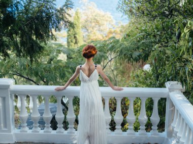 Güzel kadın beyaz elbise cazibesi yeşil yapraklar yaz Yunanistan