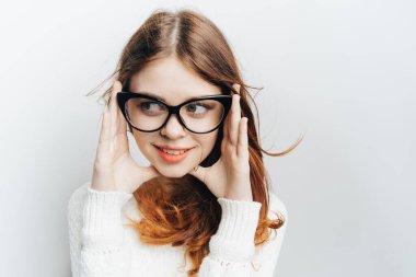 Gözlüklü kadın gülümseme kozmetik stüdyo duyguları yakın çekim