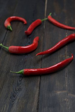 Kırmızı biber çeşnili mutfak ahşap arka plan baharatı