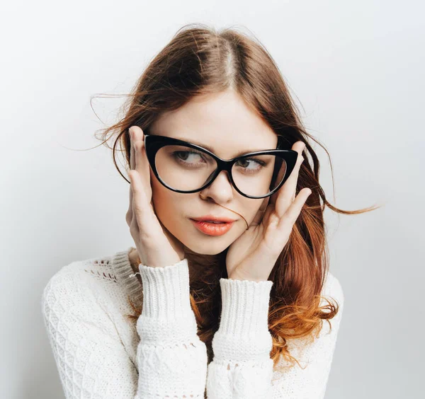 Женщина в очках улыбка моды косметика студия эмоции крупным планом — стоковое фото