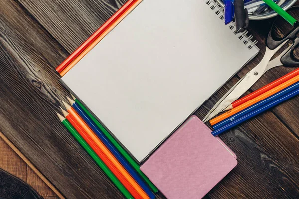 Jegyzettömbök írószer ceruzák fa asztal iroda üzleti rajz iskola — Stock Fotó