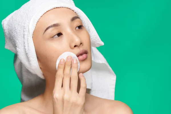 Asijské ženy holé ramena jasné kůže make-up odstranění — Stock fotografie
