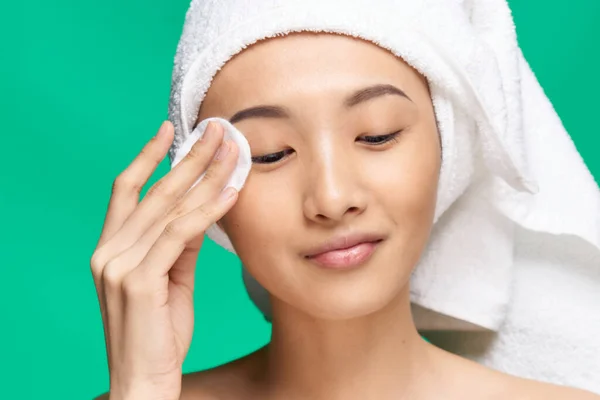 Ganska asiatisk kvinna ren hud föryngring grön bakgrund — Stockfoto