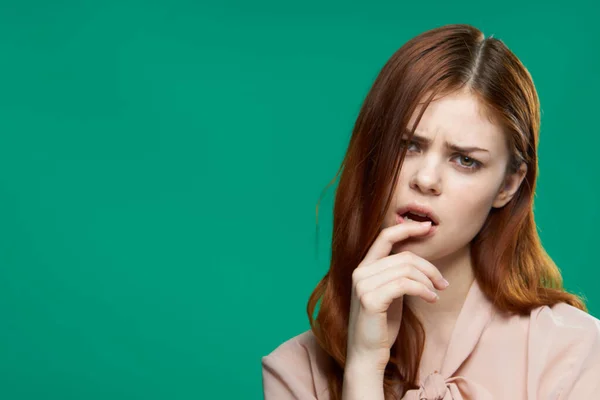 Bela mulher emoções mão perto de rosto cosméticos estúdio fundo verde — Fotografia de Stock