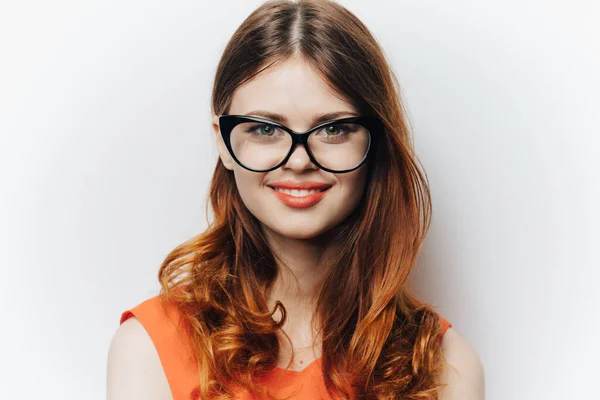 Mulher de negócios em camisa laranja com bloco de notas em mãos óculos de moda — Fotografia de Stock