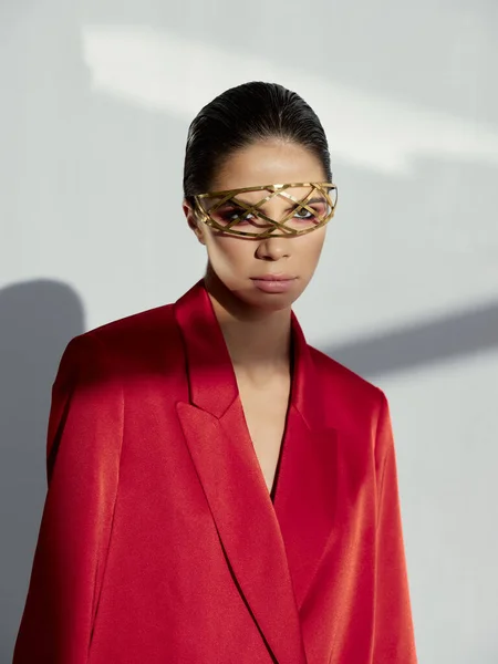 Aantrekkelijke vrouw in rode jas sieraden gezicht mode luxe — Stockfoto
