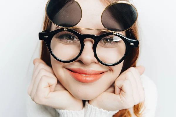 Donna allegra con occhiali sorriso moda primo piano — Foto Stock