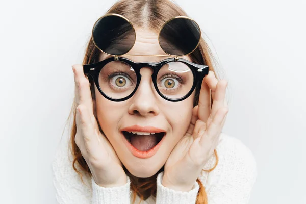 Mujer emociones gafas de moda cara de estudio de cerca — Foto de Stock