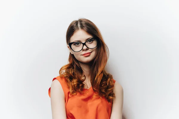 ビジネス女性でオレンジシャツでメモ帳で手のファッションメガネ — ストック写真