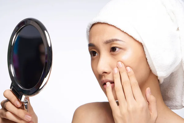Ázsiai nő megható kéz arc tükör kezek bőrápolás — Stock Fotó