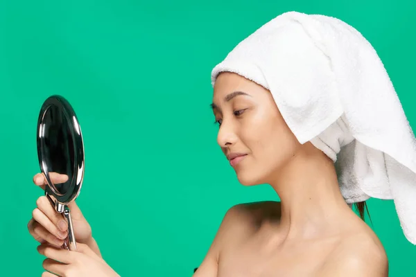 Frau asiatisches Aussehen Großvater Pfeife Schweiß Gesicht saubere Haut Spiegel in den Händen Nahaufnahme — Stockfoto