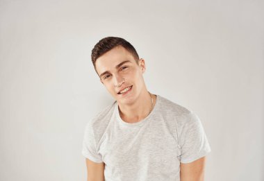 Beyaz tişörtlü bir adam stüdyo ışık arkaplan kırptı