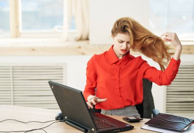 İş kadını kırmızı gömlek dizüstü bilgisayarda çalışıyor maliye bakanı.