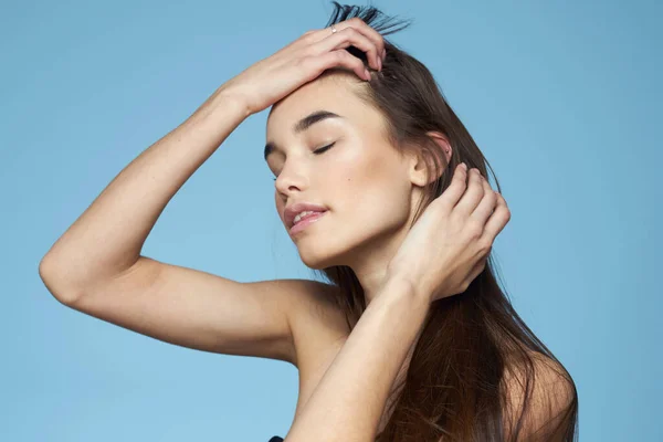 Mulher com ombros nus cosméticos de cabelo longo atraente olhar azul fundo — Fotografia de Stock