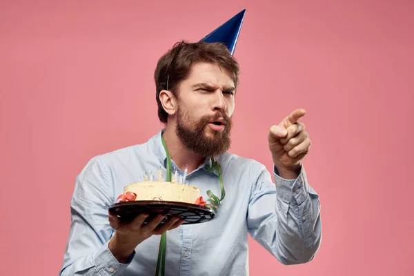 Homme barbu avec gâteau sur fond rose fête d'anniversaire émotions d'entreprise modèle solitude — Photo