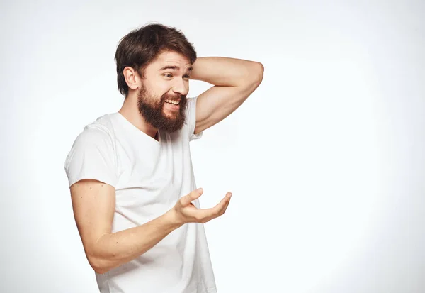 Homem enérgico com barba no fundo branco gesticulando com as mãos vista cortada — Fotografia de Stock