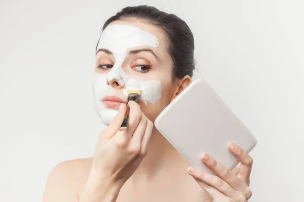 Mujer desnuda hombros cepillado crema en la cara vista recortada —  Fotos de Stock