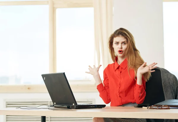 Obchodní žena pracovní stůl kancelář notebook manager komunikace — Stock fotografie