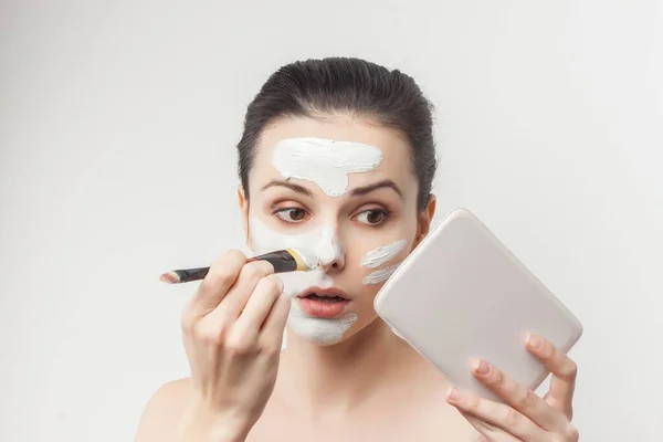Morena hombros desnudos crema facial cuidado de la piel cosméticos tratamientos de spa —  Fotos de Stock