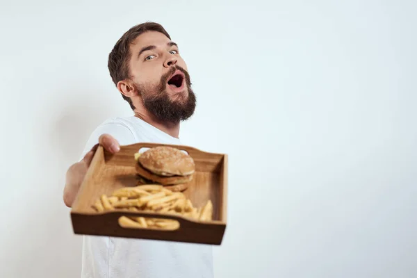 Homem com uma caneca de cerveja fast food dieta alimentos álcool diversão luz fundo — Fotografia de Stock