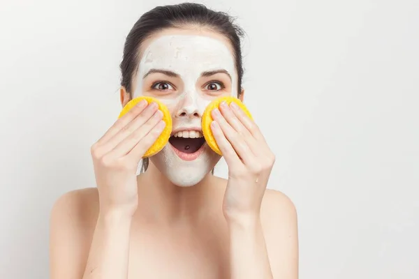 Wanita atraktif dengan bahu telanjang menerapkan perawatan make up kulit — Stok Foto