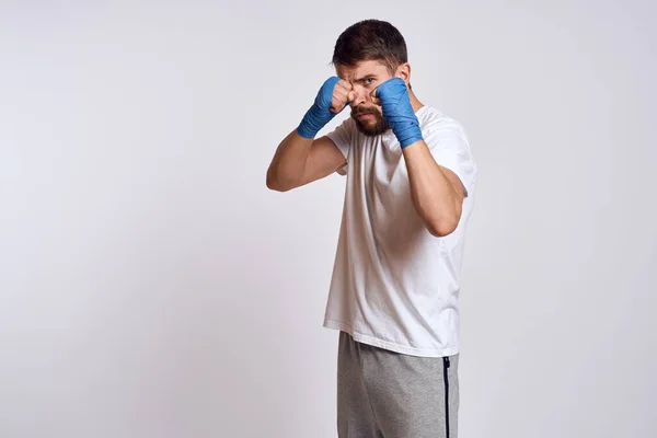 Sportovní muž box obvazy na ruce emoce cvičení energie — Stock fotografie