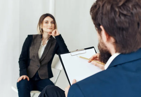 Mujer para entrevista de trabajo y hombre de negocios con documentos de comunicación de los empleados — Foto de Stock