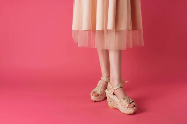 Pies femeninos zapatos de moda estilo elegante recortado vista fondo rosa — Foto de Stock