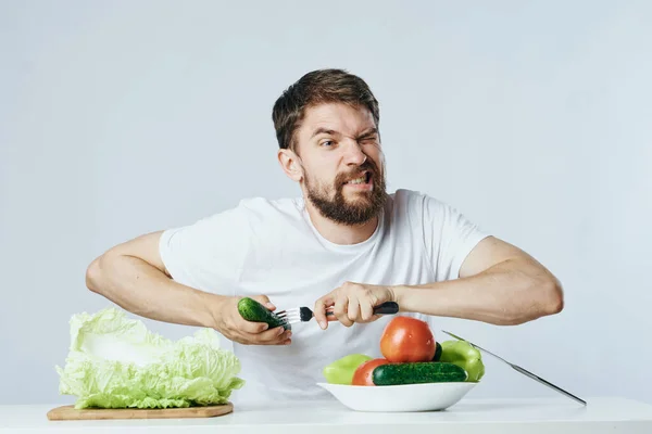 Hombre barbudo en camiseta blanca verduras dieta salud vegetariano — Foto de Stock