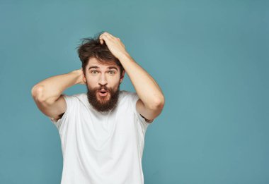 Duygusal adam elleriyle hareket eder. Şok modeli şaşırtır.