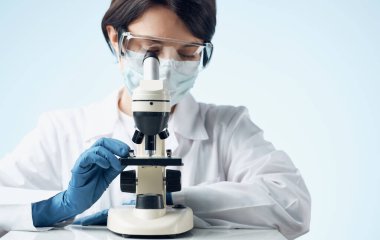 Kadın mikroskop laboratuarına bakıyor mikroorganizmalar bakteriler