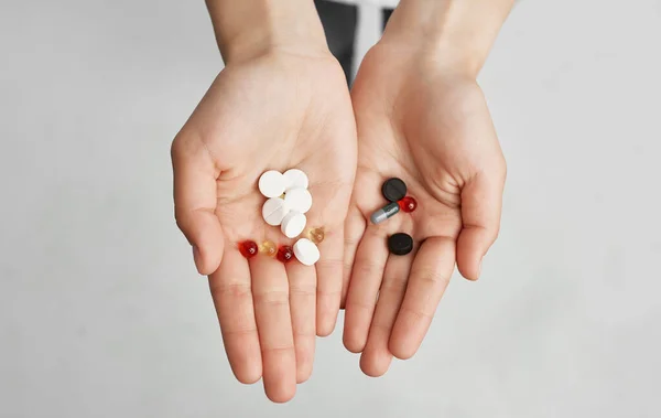 Brunette in a white t-shirt with pills in her hands health problems — Stock Photo, Image