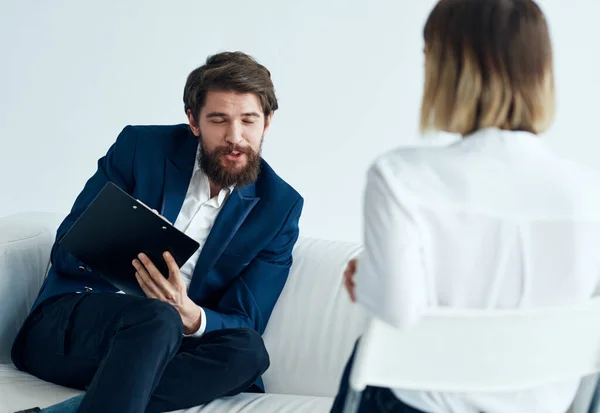 Uomo sul divano e donna business finanza personale modello di comunicazione — Foto Stock