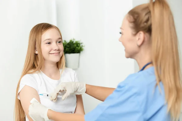 Médico mulher dando uma injeção a uma menina no braço vacinação — Fotografia de Stock